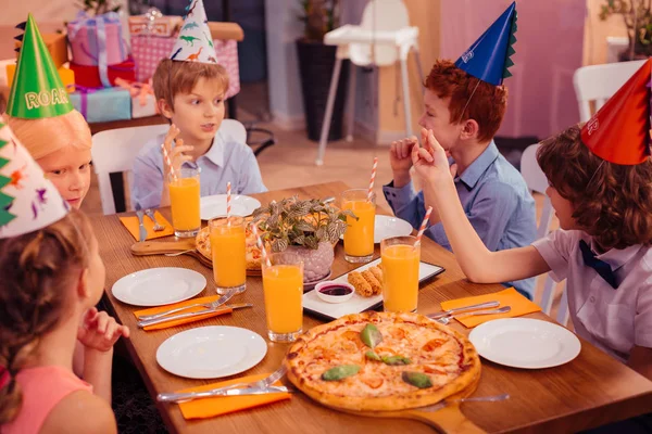 I bambini felici positivi aspettano la ragazza di compleanno — Foto Stock