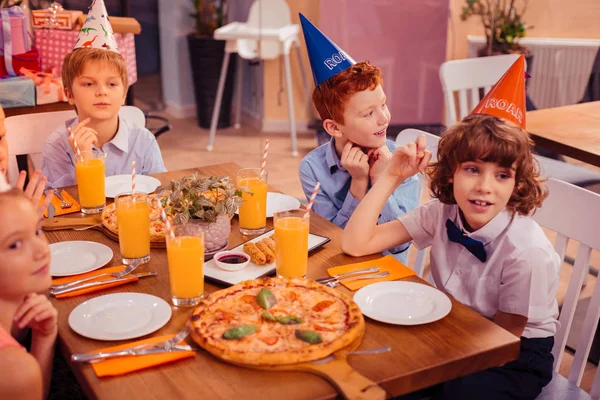 Group of kids sitting in cafe together — Zdjęcie stockowe