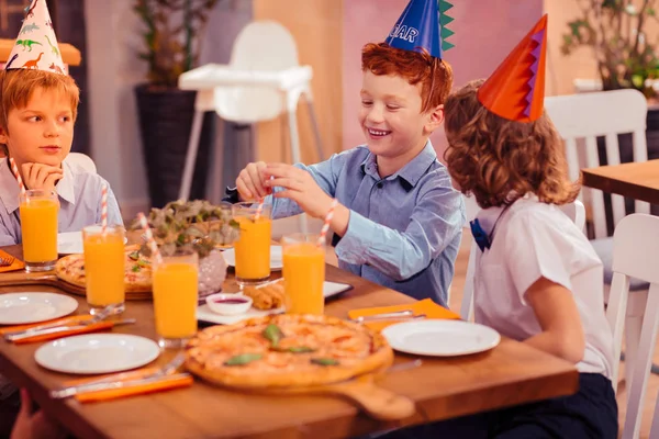 Gelukkige jonge geitjes gaan eten pizza op verjaardagsfeestje — Stockfoto