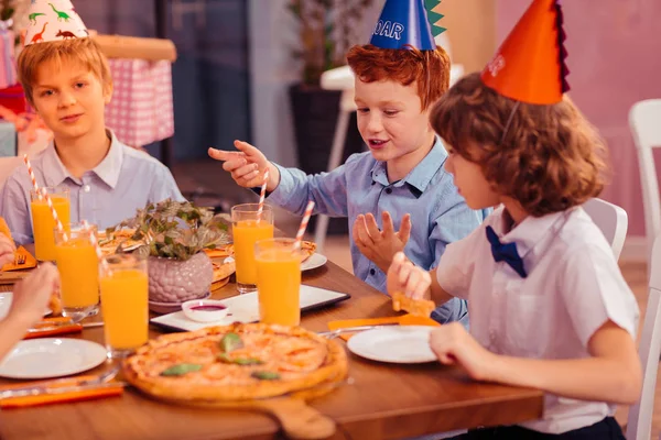 Positivo felici adolescenti avendo amichevole parlare insieme — Foto Stock