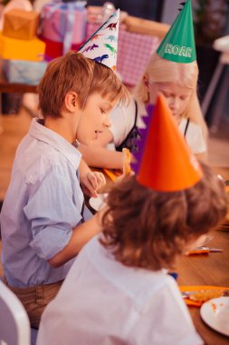 Özenli sarışın çocuk onun plaka arıyorum