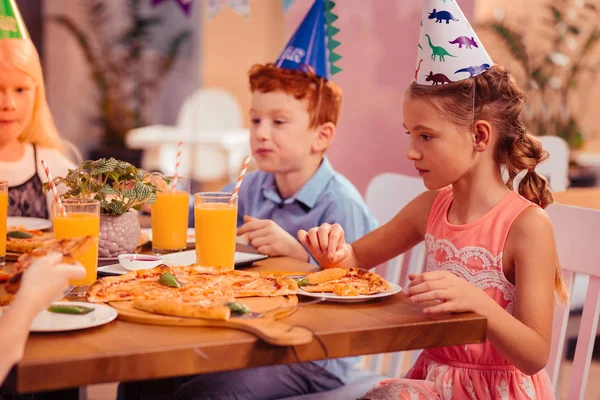 Geconcentreerd langharige meisje op zoek naar glas met SAP — Stockfoto