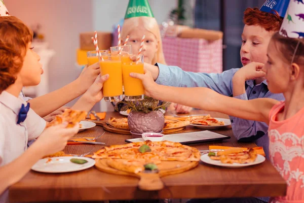 Dołącz Nas Emocjonalny Chłopca Gospodarstwa Pizza Lewej Dłoni Podczas Rozmowy — Zdjęcie stockowe