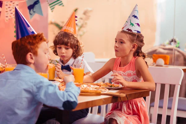 Ragazza bionda attenta guardando il suo interlocutore — Foto Stock