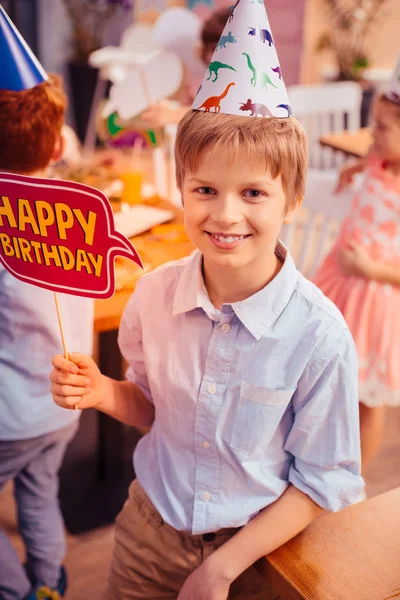 Szczęśliwy nastolatek odwiedzając obchodzi urodziny w klasie — Zdjęcie stockowe