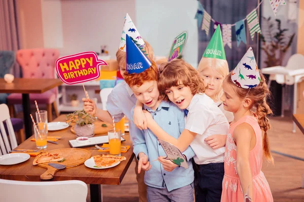 Pozytywne zachwycony dzieci biorąc zdjęcie z urodzin chłopca — Zdjęcie stockowe