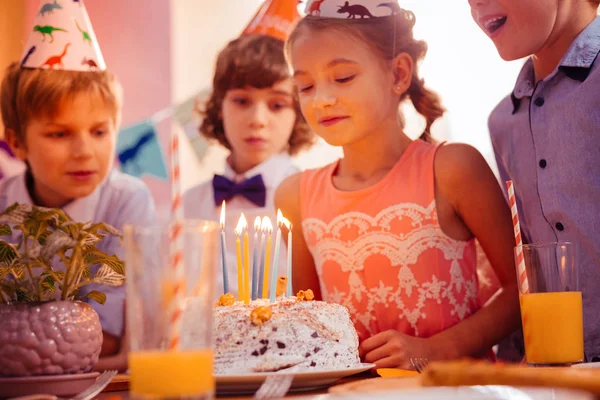 Ragazza affascinante guardando la sua torta di compleanno — Foto Stock