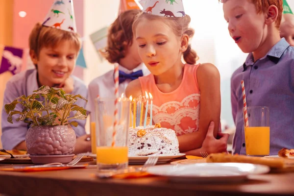 积极高兴的孩子们在生日派对上 — 图库照片