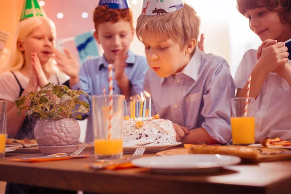 Atento adolescente rubio pidiendo deseo para el próximo año — Foto de Stock