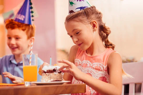 ケーキを食べに行く魅力的な小さな女性 — ストック写真