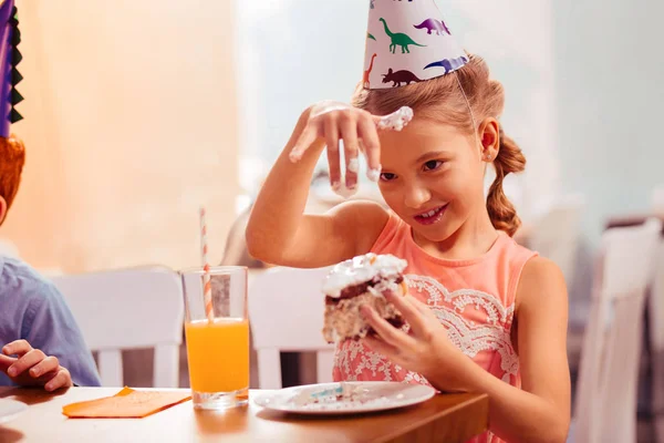 Positieve blij blond meisje kijkend naar haar hand — Stockfoto