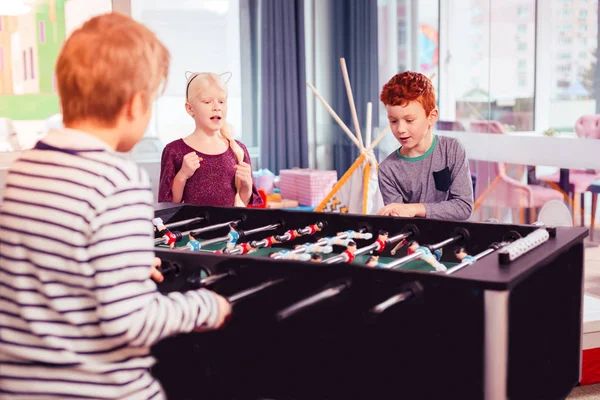 Bambini che vanno sconfiggendo polemiche che durano per qualche periodo — Foto Stock