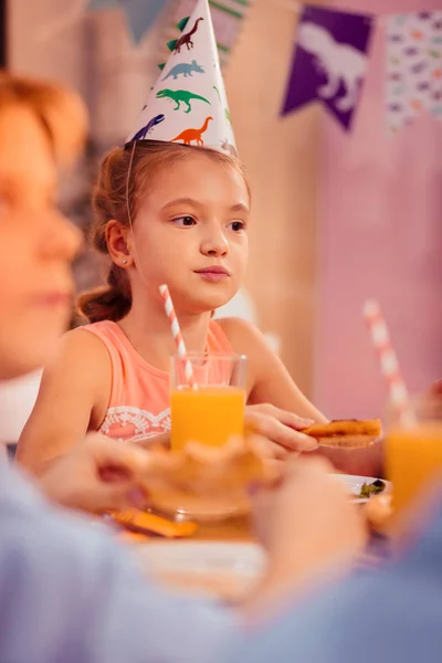 Ragazza di compleanno sognante essere in profondità nei pensieri — Foto Stock