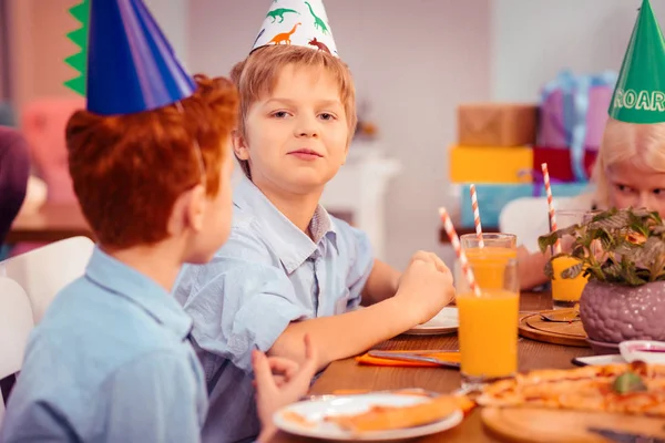 Красивый мальчик празднует день рождения в кафе — стоковое фото