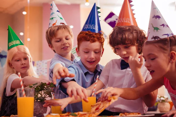 Groep van kids birthday party van hun klasgenoot te bezoeken — Stockfoto