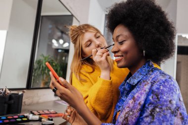 Genç ve güzel stilist ilham arıyor sarı kalın kazak