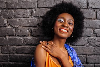 Neşeli görünümlü şık bir gömlek oldukça Afro-Amerikan modelinde