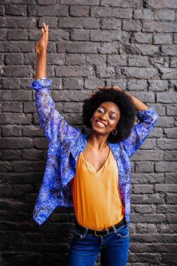 Afro-Amerikan modelinde sevimli sevimli seyir kot üst