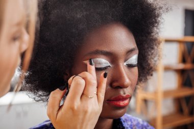 Siyah oje kaptırdın koyarak sarışın genç stilist