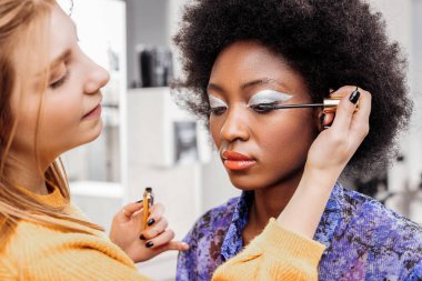 Siyah oje duygu yaratıcı sarışın genç stilist