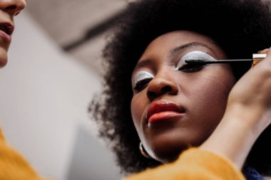 Ciddi duygu parlak dudaklar esmer güzel model