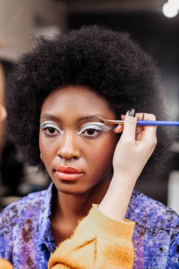 Esmer güzel modeli ile büyük küpeler hala oturuyor