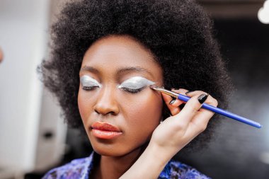 Sessiz oturan büyük küpeli esmer güzel model