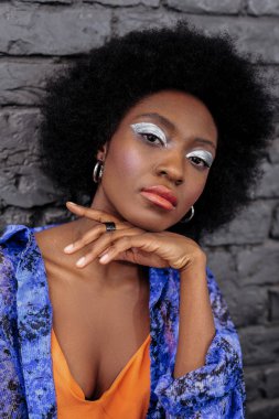 Esmer güzel model parlak makyaj fotoğraf için poz ile