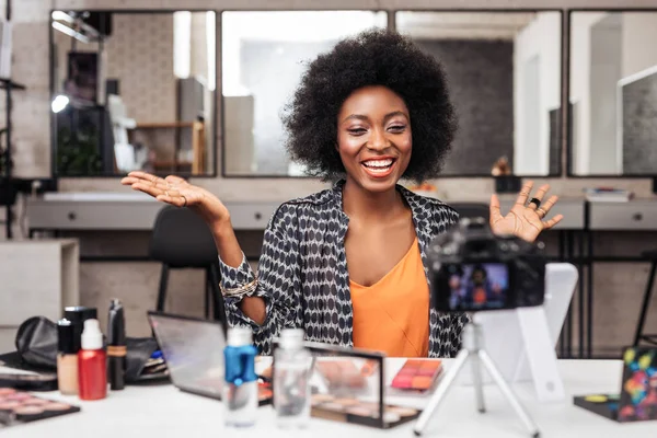 Hermosa mujer afroamericana con lápiz labial brillante riendo alegremente — Foto de Stock