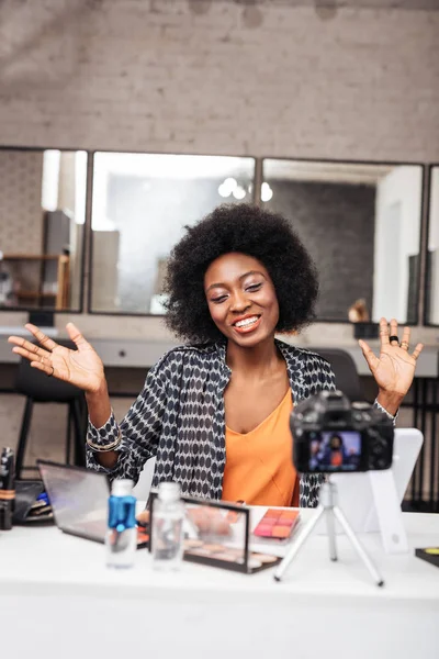 Vrij african american vrouw met krullend haar opname video — Stockfoto