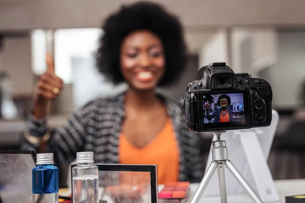 Dość african american kobieta z kręconymi włosami Dokonywanie zawartości wideo na blogu piękno — Zdjęcie stockowe