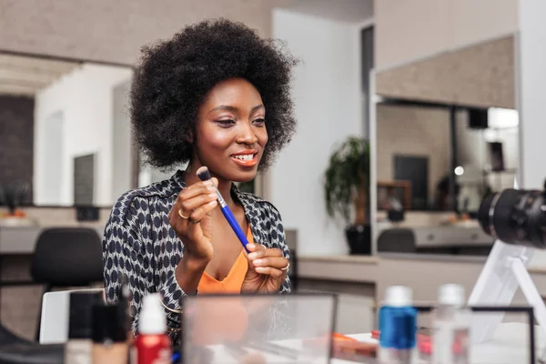 Vackra afroamerikanska kvinna med ljusa läppstift ser roade — Stockfoto