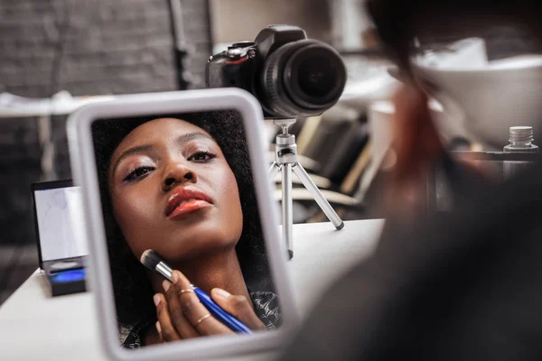 Härlig afroamerikanska kvinna med coral läppstift ser upptagen — Stockfoto