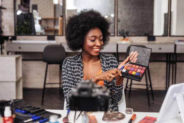 Fantastisk afroamerikanska kvinna med lockigt hår som arbetar i en mode studio — Stockfoto