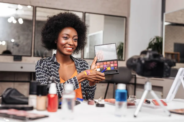 Удивительная африканская американка с вьющимися волосами говорит о новой коллекции цветов — стоковое фото