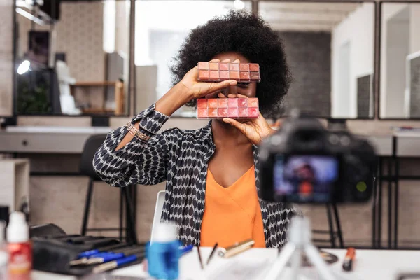 Vackra mörkhyade modell med lockigt hår mår glad — Stockfoto