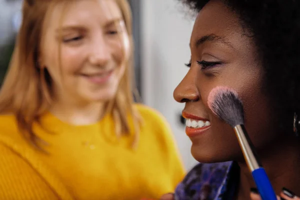 Schattig stralende donkerhuidige model met koraal lippenstift op zoek tevreden — Stockfoto