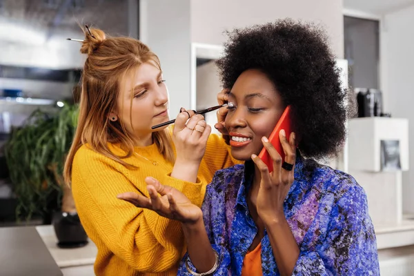 Jonge stylist in een gele dikke trui op zoek betrokken — Stockfoto