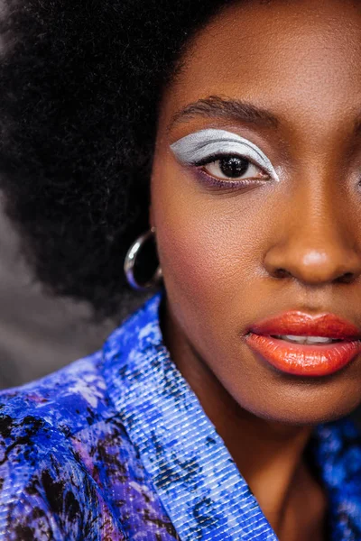 Cute african american model with big earrings looking good — Stock Photo, Image