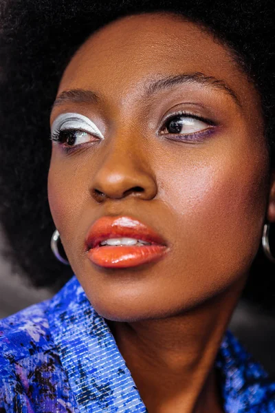 Modelo americano africano de pele escura com brincos grandes que parecem sérios — Fotografia de Stock