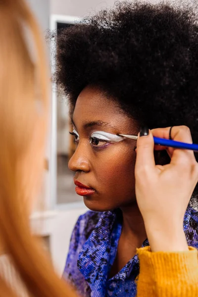 Donkerhuidige Afro-Amerikaanse model met grote oorbellen op zoek betrokken — Stockfoto