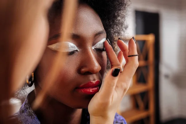 Ljushårig unga stylist med svart nagellack spendera en dag i mode studio — Stockfoto