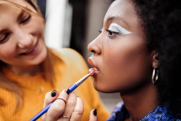 Blonde jonge stylist met zwarte nagellak glimlachend mooi — Stockfoto