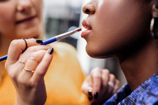 Blonde jonge stylist met zwarte nagellak gevoel positief — Stockfoto