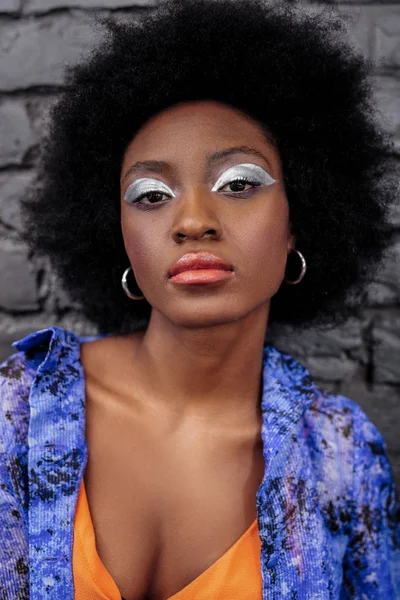 Esmer güzel model parlak makyaj ciddi seyir ile