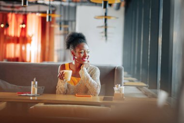 Şık kadın kahve içme onu zaman zevk çekici