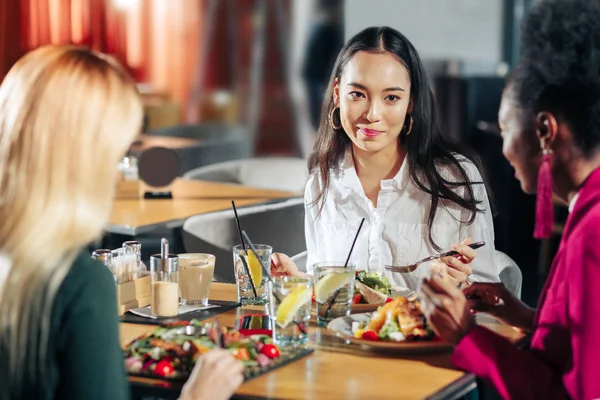 Empresarias comiendo sabrosas ensaladas y bebiendo limonada para el almuerzo —  Fotos de Stock