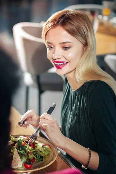 Beautiful woman eating salad with lettuce and tomato — Stock Photo, Image