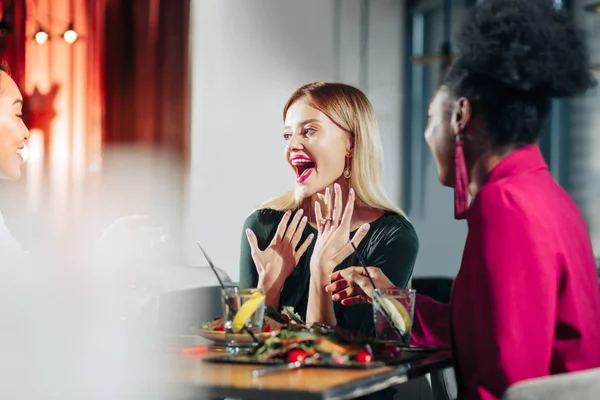 Mujer de negocios rubia sintiéndose feliz antes de su matrimonio — Foto de Stock