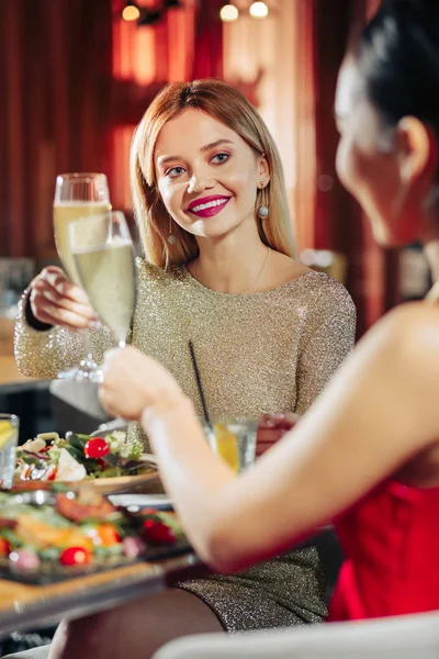 Mujer con maquillaje de noche bebiendo champán con amigos — Foto de Stock